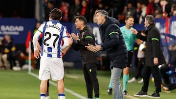 PAMPLONA, 02/02/2025.- El técnico de la Real Sociedad, Imanol Alguacil y el defensa donostiarra, Jon Aramburu, durante el encuentro correspondiente a la jornada 22 de Laliga EA Sports que disputan hoy domingo Osasuna y Real Sociedad en el estadio El Sadar de Pamplona. EFE / Villar López.