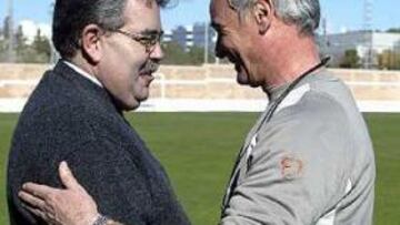 <b>PREOCUPACIÓN.</B> El presidente del Valencia se ha reunido con Ranieri después del entrenamiento.