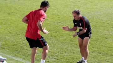 Profe Ortega arenga a Diego Costa durante un entrenamiento.