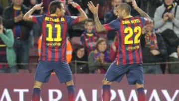 Neymar y Alves, en la celebración del gol.
