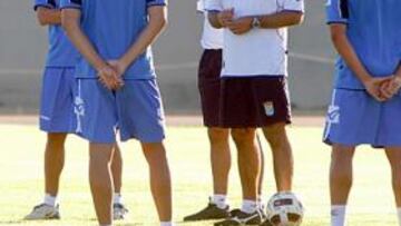 <b>ESTRENOS. </b>Hasta nueve caras nuevas se vieron ayer entre los jugadores del Xerez. A ellos hay que sumar los del cuerpo técnico. Javi López tuvo la ocasión de estrenarse como técnico azulino y desde el primer momento metió intensidad a los entrenamientos. Carreras continuas, rondos y mucha pelota en el comienzo.