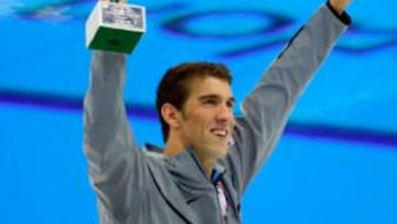 Phelps con el galardón que le reconoce como el mejor deportista olímpico de la historia.