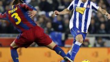<b>PIEZA FUNDAMENTAL. </b>Joan Verdú controla un balón ante la entrada de Gerard Piqué, en el derbi.