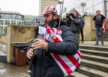 Un gran número de aficionados del Atlético de Madrid han dado color en el día de hoy a las calles de la ciudad inglesa a la espera del partido de cuartos de esta noche.