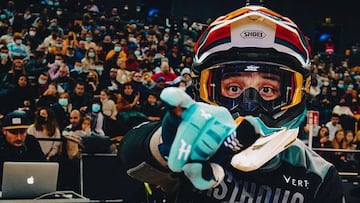 Un piloto de FMX se&ntilde;ala a c&aacute;mara durante un evento del Freestyle World Tour. 