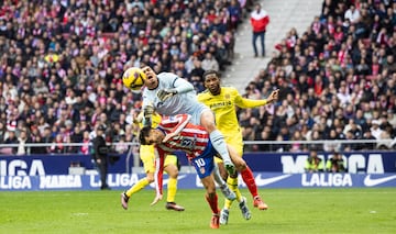 El portero brasile?o del Villarreal coch fuertemente con el delantero argentino del Atltico de Madrid en el minuto 31 de la primera mitad del encuentro. Los jugadores del conjunto colchonero protestaron airadamente pero el colegiado del encuentro, 
Snchez Martnez, interpret que el portero lleg antes al baln.