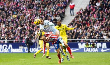 El portero brasileño del Villarreal cochó fuertemente con el delantero argentino del Atlético de Madrid en el minuto 31 de la primera mitad del encuentro. Los jugadores del conjunto colchonero protestaron airadamente pero el colegiado del encuentro, 
Sánchez Martínez, interpretó que el portero llegó antes al balón.