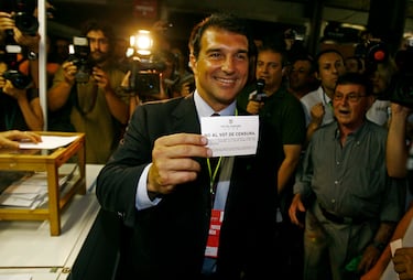 Joan Laporta acude a votar en la moción de censura que presentaron contra su gestión al frente del FC Barcelona. La moción no logró destituir al mandatario del club catalán y siguió 2 años más en el cargo.