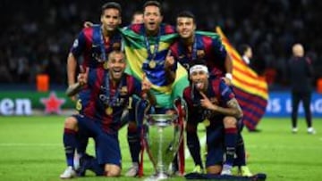 Douglas posó con Alves, Adriano, Rafinha y Neymar,