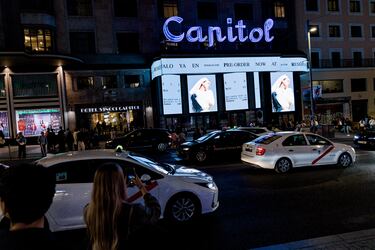 Decenas de personas observan la portada del nuevo álbum de Rosalía, 'Lux', en la plaza de Callao.