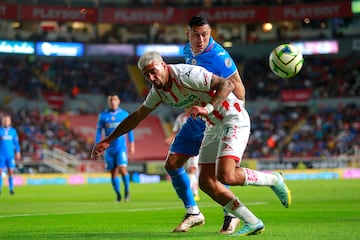 MEX4678. AGUASCALIENTES (MÉXICO), 21/01/2023.- Facundo Batista (i) del Necaxa disputa un balón con Julio César Domínguez (d) del Cruz Azul hoy, durante un partido por la jornada 3 del torneo Clausura 2023 de la Liga MX, en el estadio Victoria de la ciudad de Aguascalientes (México). EFE/Víctor Cruz
