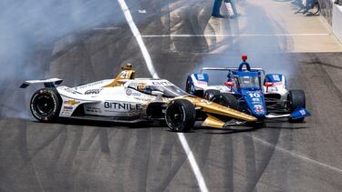 Rinus VeeKay embiste a Álex Palou en la zona de boxes durante la 107 edición de las 500 Millas de Indianápolis.