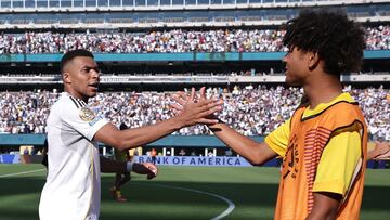 Mathis Albert fue el jugador más joven del Fifa Club World Cup y fue ubicado por su debut con Bprussia Dortmund y el saludo que tuvo con Kylian Mbappé.