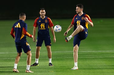 Aymeric Laporte con el balón durante el entrenamiento de hoy. 
