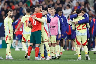 Bruno Fernandes consuela a Álvaro Morata tras finalizar el partido.