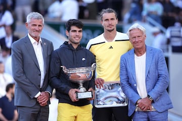 El presidente de la Federación Francesa de Tenis; Gilles Moretton, Carlos Alcaraz, Alexander Zverev y Björn Borg.