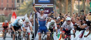 Peter Sagan celebra su victoria en la prueba en ruta de los campeonatos del mundo celebrados en Doha (Qatar).