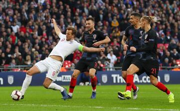 El delantero inglés Harry Kane marca el 2-1 a Croacia.