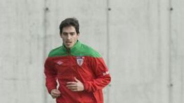 Andoni Iraola, lateral del Athletic en un entrenamiento en Lezama.