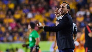Eduardo Fentanes head coach of Necaxa during the 16th round match between Tigres UANL and Necaxa as part of the Torneo Clausura 2024 Liga BBVA MX at Universitario Stadium on April 20, 2024 in Monterrey, Nuevo Leon, Mexico.