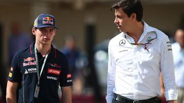 Verstappen charla con Toto Wolff, jefe de Mercedes.