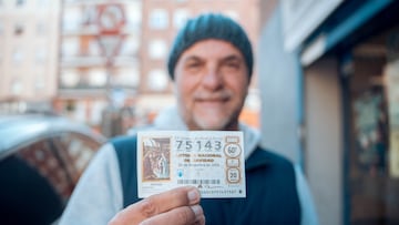 Un agraciado con el Quinto Premio del Sorteo Extraordinario de Lotería de Navidad 2024 correspondiente al número 75.143 celebra su suerte en la administración donde compró sus décimos, a 22 de diciembre de 2024.