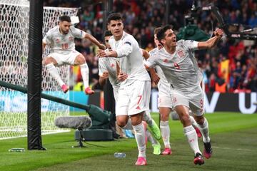 Morata y Gerard Moreno celebran un gol