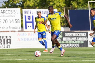 Moussa Diakit en un encuentro de pretemporada con el Cdiz CF.