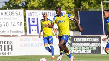 Moussa Diakité en un encuentro de pretemporada con el Cádiz CF.