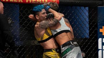 Jessica Andrade somete a Amanda Lemos durante el UFC Las Vegas 52.