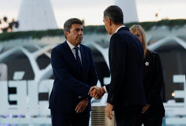 El presidente de la Generalitat Valenciana, Carlos Mazón saluda al presidente del Gobierno español, Pedro Sánchez, a su llegada al funeral de Estado.