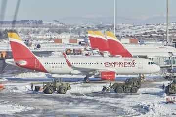 Varias excavadoras de la Unidad Militar de Emergencias (UME) trabajan para quitar la nieve y el hielo de la pista del aeropuerto Madrid-Barajas Adolfo Suárez, en Madrid (España), a 12 de enero de 2021. Las conexiones del aeropuerto Madrid-Barajas Adolfo Suárez siguen este martes sufriendo cancelaciones por los efectos de la borrasca Filomena, que ha afectado al aeródromo madrileño, aunque está recuperando de manera ‘gradual’ la actividad. Así, Iberia operará este martes los nueve vuelos de largo radio programados y la mitad de los vuelos de largo radio programados y la mitad de los previstos en su red de corto y medio radio para conectar Madrid con el resto de España y Europa.