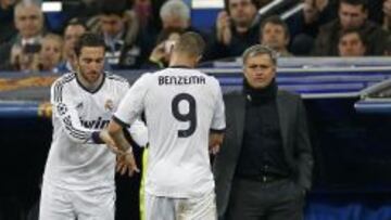 TOQUE DE ATENCIÓN. Higuaín y Benzema no rindieron ante el Barcelona y el Manchester United.