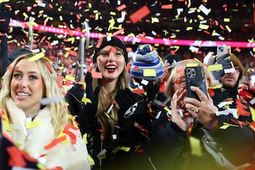 Tras terminar el partido, Taylor Swift y el resto de familiares de los jugadores bajaron al terreno de juego. En la imagen, Swift se encuentra entre Brittany Mahomes, esposa de Patrick Mahomes, y de Donna Kelce, madre de la pareja de la cantante, Travis Kelce. 