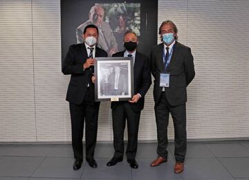 Anil Murthy, Florentino Pérez y Ricardo Arias, en un homenaje a Di Stéfano en Valdebebas.