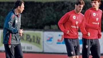 <b>CON LAS TORRES GEMELAS. </b>Joaquín Caparrós echa un vistazo al trote de Ocio y Amorebieta sobre el césped de Artunduaga.
