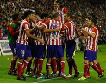 0-1. Raúl García celebra el primer gol con sus compañeros.
