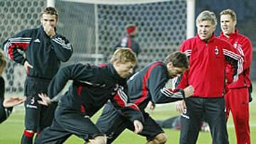 <b>PREPARADOS, LISTOS...</B>. El Milán prepara la final ante Boca.