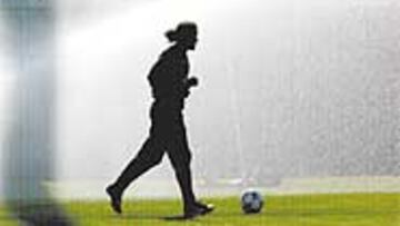 <b>TRABAJO EN LA SOMBRA</B>. Mustafá Hadji trata de darlo todo en cada sesión, como en la de ayer, para ayudar al equipo a lograr la salvación.