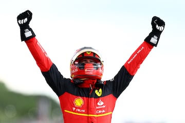 Alegr¨ªa del piloto espa?ol tras conseguir la victoria en el circuito de Silverstone.