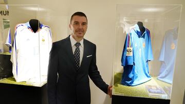 Antonio De la Rosa, entre las camisetas de Zizane y Casillas.