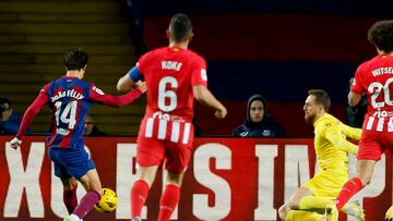 Jo?o F¨¦lix marc¨® ante Oblak en el partido jugado en Barcelona.