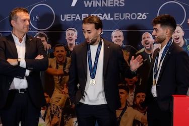El seleccionador ,Jesús Velasco, junto a los capitanes, Rivillos y Adolfo.