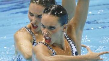 Las nadadoras españolas Ona Carbonell y Andrea Fuentes realizan el ejercicio de rutina técnica de dúos.