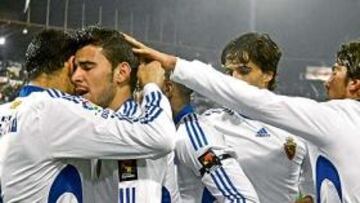 <b>GOLEADOR EN RACHA. </b>Braulio, que se estrenó ayer como goleador en La Romareda, celebra el tanto con sus compañeros. Lleva dos goles consecutivos.