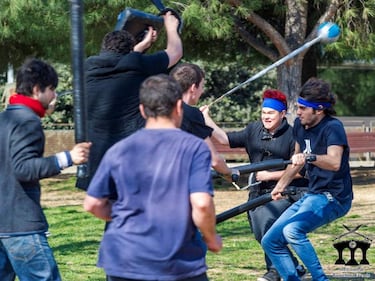 Tiene su origen en los juegos de rol en vivo. Los combatientes se enfrentan entre ellos con armas acolchadas propias de la Antigüedad, Edad Media y Edad Moderna. 