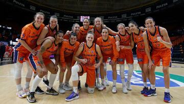 VALENCIA, 30/04/2021.- Imagen de archivo del 16 de marzo de 2021 de las jugadoras del Valencia Basket tras conseguir su clasificación para cuartos de final de la Eurocopa femenina. El Valencia Basket podría proclamarse este domingo campeón de la Liga Femenina por primera vez en su historia, un hito que confirma el crecimiento acelerado pero sólido de la apuesta del club de sus mecenas Juan Roig y Hortensia Herrero por la igualdad, en una temporada en la que ya ha estrenado sus vitrinas al conquistar hace unas semanas la Eurocopa. Integrado en el club y a su vez parte del mecenazgo deportivo del empresario valenciano, propietario de Mercadona, el proyecto cuenta esta temporada 2021-21 con un presupuesto de cerca de dos millones de euros, uno de los más altos de España e igualmente bien situado a nivel europeo. EFE/Archivo/Miguel Ángel Polo