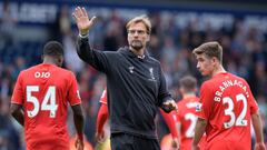 Jürgen Klopp, con Brannagan y Ojo durante un partido del Liverpool.