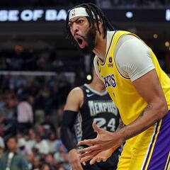 Los Lakers sobreviven incluso en la derrota