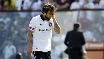 El jugador de Colo Colo Jorge Valdivia es expulsado durante el partido de primera division disputado contra Santiago Wanderers.